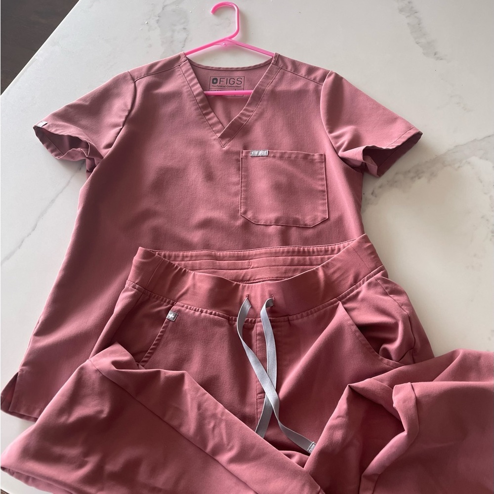 Figs Scrub Set mineral mauve. Small top and small zamora 2.0 bottom.